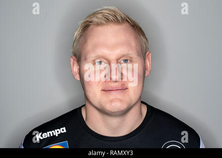 Hamburg, Deutschland. 03 Jan, 2019. Patrick Wiencek, Zweiter der deutschen Handball-Nationalmannschaft, blickt in die Kamera des Fotografen zu einem Medienereignis des Deutschen Handball Bundes (DHB). Quelle: Axel Heimken/dpa/Alamy leben Nachrichten Stockfoto