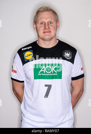 Hamburg, Deutschland. 03 Jan, 2019. Patrick Wiencek, Zweiter der deutschen Handball-Nationalmannschaft, blickt in die Kamera des Fotografen zu einem Medienereignis des Deutschen Handball Bundes (DHB). Quelle: Axel Heimken/dpa/Alamy leben Nachrichten Stockfoto