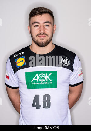 Hamburg, Deutschland. 03 Jan, 2019. Jannik Kohlbacher, Zweiter der deutschen Handball-Nationalmannschaft, blickt in die Kamera des Fotografen zu einem Medienereignis des Deutschen Handball Bundes (DHB). Quelle: Axel Heimken/dpa/Alamy leben Nachrichten Stockfoto