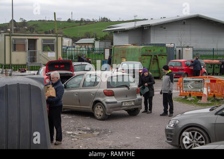 Skibbereen, West Cork, Irland, 04. Januar 2018. Große Menschenmengen erfüllten die Recycling Hof in Skibbereen heute sind die meisten Es war Weihnachten Verpackung aus den Häusern entleert wird. Credit: aphperspective/Alamy leben Nachrichten Stockfoto