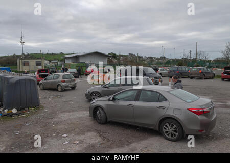 Skibbereen, West Cork, Irland, 04. Januar 2018. Große Menschenmengen erfüllten die Recycling Hof in Skibbereen heute sind die meisten Es war Weihnachten Verpackung aus den Häusern entleert wird. Credit: aphperspective/Alamy leben Nachrichten Stockfoto