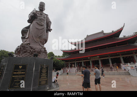 Semarang, Zentraljava, Indonesien. 3 Jan, 2019. Touristen werden gesehen, betrachten die Zheng He Statue in Sam Po Kong Tempel. Sam Po Kong Tempel ist ein ehemaliger Ort der Transit- und der ersten ein chinesischer Admiral mit dem Namen Zheng He oder Cheng Ho und jetzt den Tempel als Ort der Anbetung sowie ein Reiseziel in Semarang verwendet wird. Credit: Adriana Adinandra/SOPA Images/ZUMA Draht/Alamy leben Nachrichten Stockfoto