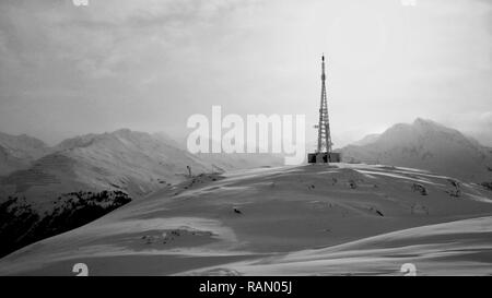 Österreich, Tirol, Österreich. Am 4. Januar, 2019. Ein Turm auf einem schneebedeckten Berg in St. Anton, Österreich. Credit: Sachelle Babbar/ZUMA Draht/Alamy leben Nachrichten Stockfoto