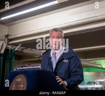 New York, USA. 04 Jan, 2019. New York Bürgermeister Bill De Blasio spricht an der 125. Straße ind der U-Bahn Station am Freitag, 4. Januar 2019 über die heutige Roll-out der Faire Tarife Programm. Das Programm liefert die Hälfte - Preis MetroCards zu New Yorkern, deren Einkommen unterhalb oder an der Armutsgrenze und erhalten SNAP Vorteile. (© Richard B. Levine) Credit: Richard Levine/Alamy leben Nachrichten Stockfoto