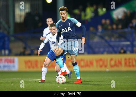 Birkenhead/Großbritannien. 04 Jan, 2019. Dele Alli von Tottenham Hotspur den Ball unter Druck von Jay Harris der Tranmere Rovers. Die Emirate FA Cup, 3.Runde, Tranmere Rovers v Tottenham Hotspur in Prenton Park, Birkenhead, Wirral am Freitag, den 4. Januar 2019. Dieses Bild dürfen nur für redaktionelle Zwecke verwendet werden. Nur die redaktionelle Nutzung, eine Lizenz für die gewerbliche Nutzung erforderlich. Keine Verwendung in Wetten, Spiele oder einer einzelnen Verein/Liga/player Publikationen. pic von Chris Stading/Andrew Orchard sport Fotografie/Alamy leben Nachrichten Stockfoto