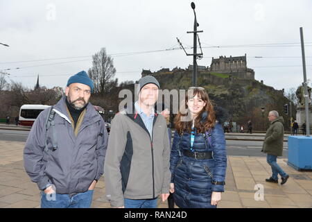 Edinburgh, Schottland, Großbritannien. 4. Januar, 2019. Öffentliche Gesundheit Minister Joe FitzPatrick verbindet die Edinburgh Zugang Praxis Straße Outreach Apotheker auf einen Rundgang um Edinburgh. Der Service bietet wichtige primäre Gesundheitsversorgung für obdachlose Patienten (Links - Rechts: David Miller - Streetwork Ratsmitglied; Joe FitzPatrick - Public Health Minister; Lauren Gibson - übertreffen Apotheker). Edinburgh, Großbritannien - 4. Januar 2019. Credit: Colin Fisher/Alamy leben Nachrichten Stockfoto