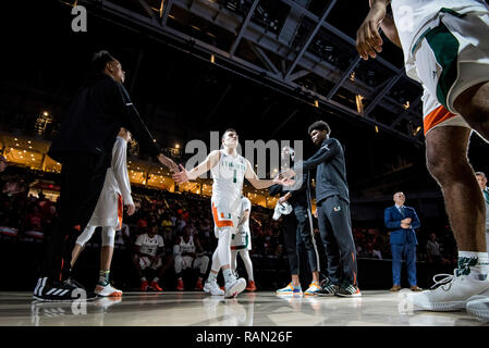 Coral Gables, Florida, USA. 3 Jan, 2019. Dejan Vasiljevic #1 von Miami ist vor der NCAA Basketball Spiel zwischen dem Miami Hurrikane und der North Carolina State Wolfpack in Coral Gables, Florida eingeführt. Das Wolfpack besiegten die "Stöcke 87-82. Credit: Csm/Alamy leben Nachrichten Stockfoto