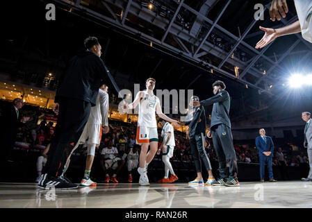 Coral Gables, Florida, USA. 3 Jan, 2019. Sam waardenburg Nr. 21 von Miami ist vor der NCAA Basketball Spiel zwischen dem Miami Hurrikane und der North Carolina State Wolfpack in Coral Gables, Florida eingeführt. Das Wolfpack besiegten die "Stöcke 87-82. Credit: Csm/Alamy leben Nachrichten Stockfoto