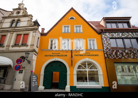 Kitzingen, Deutschland. 11 Dez, 2018. Außenansicht des Gebäudes der Deutschen Fastnachtakademie. Der Bau der Akademie direkt neben dem Deutschen Fastnachtmuseum kosten rund 4,5 Millionen Euro. Über 2000 Quadratmeter sind jetzt für Schulungen rund um Fastnacht und vereinsrecht zur Verfügung. (Dpa' Akademie für Narren nimmt Service nach dem Karneval Saison" vom 05.01.2019) Credit: Daniel Karmann/dpa/Alamy leben Nachrichten Stockfoto