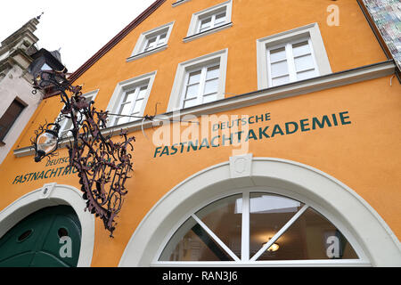 Kitzingen, Deutschland. 11 Dez, 2018. Außenansicht des Gebäudes der Deutschen Fastnachtakademie. Der Bau der Akademie direkt neben dem Deutschen Fastnachtmuseum kosten rund 4,5 Millionen Euro. Über 2000 Quadratmeter sind jetzt für Schulungen rund um Fastnacht und vereinsrecht zur Verfügung. (Dpa' Akademie für Narren nimmt Service nach dem Karneval Saison" vom 05.01.2019) Credit: Daniel Karmann/dpa/Alamy leben Nachrichten Stockfoto