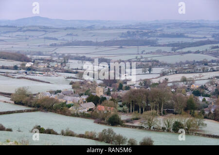 Askerswell, Dorset, Großbritannien. 5. Januar 2019. UK Wetter. Blick über das Dorf Askerswell in Dorset durch Frost bedeckt Felder im Morgengrauen nach einer nignt umgeben von Temperaturen unter Null. Foto: Graham Jagd-/Alamy leben Nachrichten Stockfoto