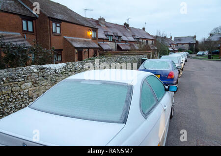 Askerswell, Dorset, Großbritannien. 5. Januar 2019. UK Wetter. Autos im Dorf Winterbourne Abbas in Dorset im Frost in der Dämmerung fallen nach einem nignt von Temperaturen unter Null. Foto: Graham Jagd-/Alamy leben Nachrichten Stockfoto