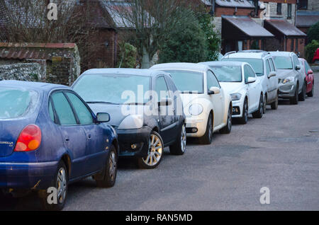 Askerswell, Dorset, Großbritannien. 5. Januar 2019. UK Wetter. Autos im Dorf Winterbourne Abbas in Dorset im Frost in der Dämmerung fallen nach einem nignt von Temperaturen unter Null. Foto: Graham Jagd-/Alamy leben Nachrichten Stockfoto