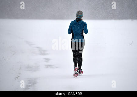 München Riem, Deutschland. 05 Jan, 2019. Ein Jogger, Laueferin läuft auf verschneiten Wegen anhaltender Schneefaelle am 05.01.2019, Schneechaos, Verkehrschaos, Winter in Bayern sicherzustellen. | Verwendung der weltweiten Kredit: dpa/Alamy Leben Nachrichten Quelle: dpa Picture alliance/Alamy leben Nachrichten Stockfoto