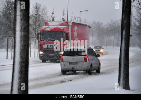 München Riem, Deutschland. 05 Jan, 2019. Autos, Autos, PKSWs, Lkw fahren auf einem schneebedeckten. Straße, Auto Verkehr, Straßenverkehr, weiterhin Schneefall am 05.01.2019, Schneechaos, Verkehrschaos, Winter in Bayern sicherzustellen. | Verwendung der weltweiten Kredit: dpa/Alamy Leben Nachrichten Quelle: dpa Picture alliance/Alamy leben Nachrichten Stockfoto