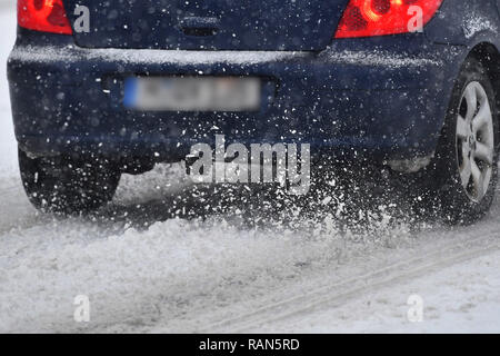 München Riem, Deutschland. 05 Jan, 2019. Auto, Auto, fahren auf einem schneebedeckten. Straße, Auto Verkehr, Straßenverkehr, anhaltende Schneefall am 05.01.2019, sicher Schnee Chaos, Verkehrschaos, Winter in Bayern. | Verwendung der weltweiten Kredit: dpa/Alamy Leben Nachrichten Quelle: dpa Picture alliance/Alamy leben Nachrichten Stockfoto