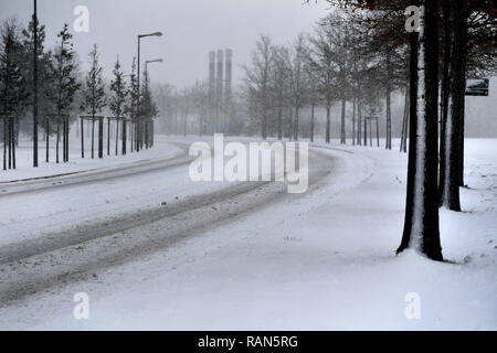 München Riem, Deutschland. 05 Jan, 2019. Leeren Sie verschneite Straße, Snowy, Auto Verkehr, Straßenverkehr, anhaltende Schneefall am 05.01.2019, sorgen für Schnee Chaos, Verkehrschaos, Winter in Bayern. | Verwendung der weltweiten Kredit: dpa/Alamy Leben Nachrichten Quelle: dpa Picture alliance/Alamy leben Nachrichten Stockfoto