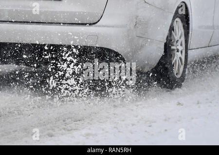 München Riem, Deutschland. 05 Jan, 2019. Auto, Auto, fahren auf einem schneebedeckten. Straße, Auto Verkehr, Straßenverkehr, anhaltende Schneefall am 05.01.2019, sicher Schnee Chaos, Verkehrschaos, Winter in Bayern. | Verwendung der weltweiten Kredit: dpa/Alamy Leben Nachrichten Quelle: dpa Picture alliance/Alamy leben Nachrichten Stockfoto