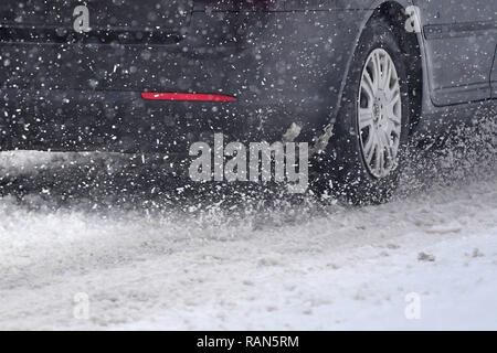 München Riem, Deutschland. 05 Jan, 2019. Auto, Auto, fahren auf einem schneebedeckten. Straße, Auto Verkehr, Straßenverkehr, anhaltende Schneefall am 05.01.2019, sicher Schnee Chaos, Verkehrschaos, Winter in Bayern. | Verwendung der weltweiten Kredit: dpa/Alamy Leben Nachrichten Quelle: dpa Picture alliance/Alamy leben Nachrichten Stockfoto