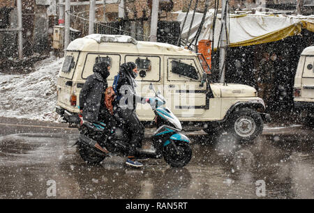 Januar 4, 2019 - Schwere Schnee fällt in Srinagar, die Hauptstadt des Indischen verwalteten Kaschmir, am 4. Januar 2019. Starker Schneefall am Nachmittag in Srinagar gestartet und innerhalb einer halben Stunde die Stadt von einer weißen Schneedecke das tägliche Leben und was es schwierig macht, um in verschiedenen Teilen der Stadt zu bewegen. Der starke Schneefall hat auch mehrere Plain und hügeligen Gebieten der Kaschmir-tal und gestörte Luft- und Straßenverkehr mit der Annullierung der mehrere Flüge auf dem Fairbanks Flughafen sowie die Schließung der Srinagar-Jammu Highway (Credit Bild: © Muzamil Stockfoto