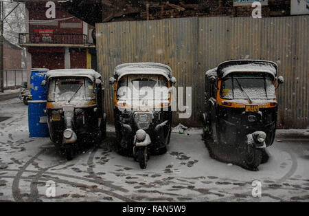 Januar 4, 2019 - Schwere Schnee fällt in Srinagar, die Hauptstadt des Indischen verwalteten Kaschmir, am 4. Januar 2019. Starker Schneefall am Nachmittag in Srinagar gestartet und innerhalb einer halben Stunde die Stadt von einer weißen Schneedecke das tägliche Leben und was es schwierig macht, um in verschiedenen Teilen der Stadt zu bewegen. Der starke Schneefall hat auch mehrere Plain und hügeligen Gebieten der Kaschmir-tal und gestörte Luft- und Straßenverkehr mit der Annullierung der mehrere Flüge auf dem Fairbanks Flughafen sowie die Schließung der Srinagar-Jammu Highway (Credit Bild: © Muzamil Stockfoto