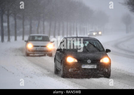 München Riem, Deutschland. 05 Jan, 2019. Autos, Autos, PKSWs fahren auf einem schneebedeckten. Straße, Auto Verkehr, Straßenverkehr, weiterhin Schneefall am 05.01.2019, Schneechaos, Verkehrschaos, Winter in Bayern sicherzustellen. | Verwendung der weltweiten Kredit: dpa/Alamy Leben Nachrichten Quelle: dpa Picture alliance/Alamy leben Nachrichten Stockfoto