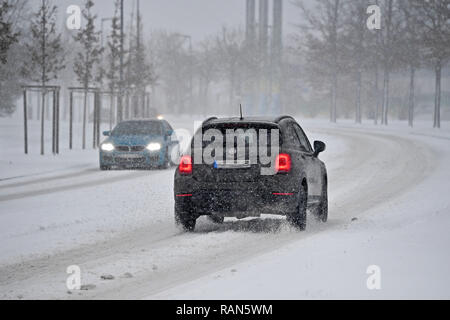 München Riem, Deutschland. 05 Jan, 2019. Autos, Autos, PKSWs fahren auf einem schneebedeckten. Straße, Auto Verkehr, Straßenverkehr, weiterhin Schneefall am 05.01.2019, Schneechaos, Verkehrschaos, Winter in Bayern sicherzustellen. | Verwendung der weltweiten Kredit: dpa/Alamy Leben Nachrichten Quelle: dpa Picture alliance/Alamy leben Nachrichten Stockfoto