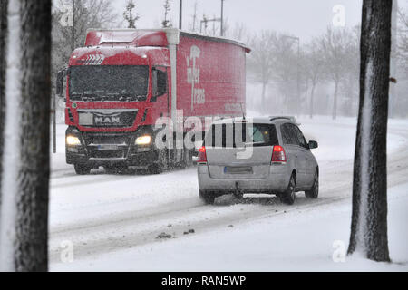 München Riem, Deutschland. 05 Jan, 2019. Autos, Autos, PKSWs, Lkw fahren auf einem schneebedeckten. Straße, Auto Verkehr, Straßenverkehr, weiterhin Schneefall am 05.01.2019, Schneechaos, Verkehrschaos, Winter in Bayern sicherzustellen. | Verwendung der weltweiten Kredit: dpa/Alamy Leben Nachrichten Quelle: dpa Picture alliance/Alamy leben Nachrichten Stockfoto