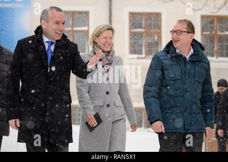 05. Januar 2019, Bayern, Seeon: Manfred Weber (CSU, l-r), Spitzenkandidat der Europäischen Volkspartei (EVP) für die Wahlen zum Europäischen Parlament, Angelika Niebler, Vorsitzende der CSU-Fraktion des Europäischen Parlaments, und Alexander Dobrindt, CSU-Chef regionale Gruppe, erscheinen vor den Kameras im Winter Rückzug der CSU-Landesgruppe im Bundestag in Kloster Seeon für eine Presseerklärung. Foto: Matthias Balk/dpa Stockfoto