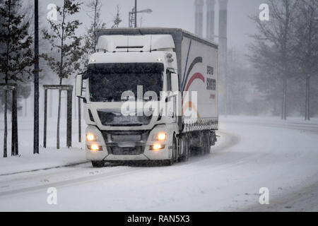 München Riem, Deutschland. 05 Jan, 2019. Ein Lkw, Lkw fahren auf einem schneebedeckten. Straße, Auto Verkehr, Straßenverkehr, anhaltende Schneefall am 05.01.2019, sicher Schnee Chaos, Verkehrschaos, Winter in Bayern. | Verwendung der weltweiten Kredit: dpa/Alamy Leben Nachrichten Quelle: dpa Picture alliance/Alamy leben Nachrichten Stockfoto