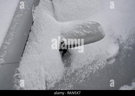 München Riem, Deutschland. 05 Jan, 2019. Wetter feature-verschneite Autos, Autos sind am Straßenrand in einer Wohnsiedlung, anhaltende Schneefall am 05.01.2019, sorgen für Schnee Chaos, Verkehrschaos, Winter in Bayern. | Verwendung der weltweiten Kredit: dpa/Alamy Leben Nachrichten Quelle: dpa Picture alliance/Alamy leben Nachrichten Stockfoto