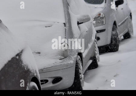 München Riem, Deutschland. 05 Jan, 2019. Wetter feature-verschneite Autos, Autos sind am Straßenrand in einer Wohnsiedlung, anhaltende Schneefall am 05.01.2019, sorgen für Schnee Chaos, Verkehrschaos, Winter in Bayern. | Verwendung der weltweiten Kredit: dpa/Alamy Leben Nachrichten Quelle: dpa Picture alliance/Alamy leben Nachrichten Stockfoto