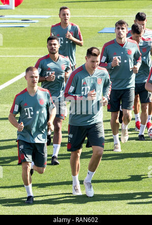 Doha, Katar. 05 Jan, 2019. Fussball: Bundesliga. Die Spieler des FC Bayern München mit Joshua Kimmich (links) und Serge Gnabry (2. von links), Rafinha (3. von links) und Niklas Süle (4. von links) warm up während einer Schulung in den Morgen. Der FC Bayern wird in die Wüste Stadt bleiben, bis 10.01.2019 für ihr Trainingslager. Credit: Peter Kneffel/dpa/Alamy leben Nachrichten Stockfoto