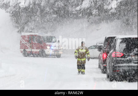 Filzmoos, Österreich. 05 Jan, 2019. Die Landstraße von Filzmoos in Richtung Neuberg ist wegen schweren Schnee Bedingungen geschlossen. Credit: Daniel Karmann/dpa/Alamy leben Nachrichten Stockfoto