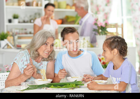 Große, glückliche Familie mit Frühstück in der Küche Stockfoto