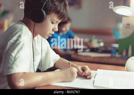 Jungen jungen Hausaufgaben zu Hause, Fokus Stockfoto