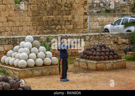 Kind Kanonenkugeln, Famagusta, Türkische Republik Nordzypern, Art Kanonenkugeln, Famagusta, tuerkische Republik Nordzypern Stockfoto