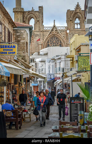 Altstadt Lane, Dom St. Nikolaus, Lala Moschee, Famagusta, Türkische Republik Nordzypern, Altstadtgasse, Kathedrale St. Nikolaus, Lala-Mosche Stockfoto