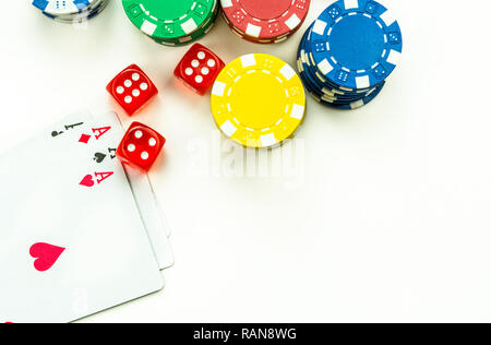 Gambling poker Cards Chips und Würfel Konzept Foto Stockfoto