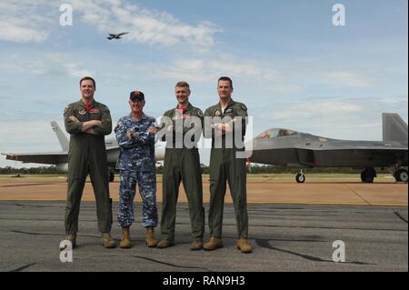 Von links: Royal Australian Air Force Flight Lieutenant William Grady, 90th Fighter Squadron exchange Pilot; Wing Commander Andrew Tatnell, RAAF Base Tindal Senior Australian Defence Force, US Air Force Oberstleutnant David Skalicky, 90th FS Commander; und Wing Commander Mick Grant, 75 Squadron Commander für ein Foto vor einem raaf 75 SQ F/A-18A/B Hornet und U.S. 90th FS F-22 Raptor bei RAAF Base Tindal, Australien, 24.02.2017, dar. Zwölf F-22 Raptors und ca. 200 US Air Force Piloten sind in Australien als Teil der erweiterten Luft Zusammenarbeit, einer Initiative unter der Kraft Pos Stockfoto