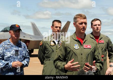 Us Air Force Oberstleutnant David Skalicky, 90th FS Commander, sprechen Sie mit den Mitgliedern der Mittel, die von der Royal Australian Air Force Wing Commander Andrew Tatnell, RAAF Base Tindal Senior Australian Defence Force; Wing Commander Mick Grant, 75 Squadron Commander; und Flight Lieutenant William Grady, 90th Fighter Squadron exchange Pilot begleitet; RAAF Base Tindal, Australien, 24.02.2017. Zwölf F-22 Raptors und ca. 200 US Air Force Piloten sind in Australien als Teil der erweiterten Luft Zusammenarbeit, einer Initiative unter der Kraft Haltung Abkommen zwischen den USA und Australien. Stockfoto