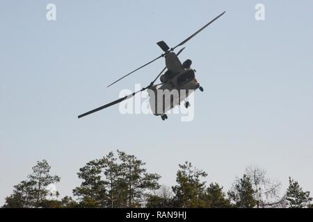 Ein CH-47F Chinook auf das erste Bataillon zugeordnet, 214Th Aviation Regiment, 12 Combat Aviation Brigade, bereitet bei Grafenwöhr Training Area, Deutschland, Feb.15, 2017 Land und Abholen, U.S. Army Fallschirmjäger, auf das erste Geschwader zugewiesen, 91st Cavalry Regiment, 173Rd Airborne Brigade in einem Betrieb. Die 173Rd Airborne Brigade, in Vicenza, Italien, ist die US-Armee Contingency Response Force in Europa, die in der Lage ist, die Kräfte projizieren, das volle Spektrum militärischer Operationen in den Vereinigten Staaten der Europäischen, Zentralen und Afrika Befehle Verantwortungsbereiche zu führen. Stockfoto