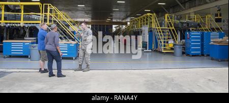 Master Sgt. Ryan Liebe (rechts), Bildung und Ausbildung Befehl Equipment Manager, spricht mit Bryan Kammerdiener, 575Th Aircraft Maintenance Squadron Techniker, und Sharon Walker, 502Nd Logistik Bereitschaft Squadron Ausrüstung Rechenschaftspflicht element Techniker, außerhalb eines Aircraft Maintenance hangar Feb.27 an Joint Base San Antonio-Randolph. Liebe wurde vor kurzem die AETC hervorragende Air Force Logistik Bereitschaft Soldaten Personal des Jahres ausgezeichnet. Stockfoto