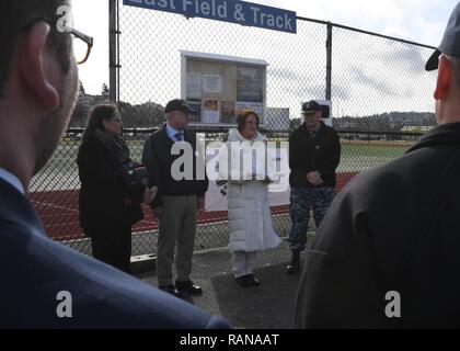 EVERETT, Washington (Feb. 24, 2017) Laurie und John Finlayson, Mitglieder der Lion Heart Helden Stiftung, sprechen während einer automatisierten externen Defibrillator Einweihung an der Naval Station Everett Leichtathletik. Zu Ehren von Lance Cpl. David Finlayson, der im Alter von 25 Jahren an plötzlichem Herzstillstand während fünf - Meile Training mit seinem Bataillon in Hawaii run starb, der Lion Heart Helden will die Stiftung Gesundheit des Herzens in der militärischen Gemeinschaft zu fördern. Stockfoto