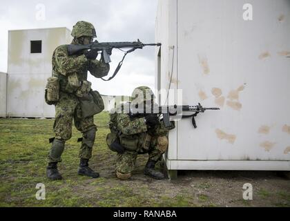 Japan Ground Self Defense Force Soldaten wollen ihre Howa Typ 89 Sturmgewehr bei militärischen Operationen in urbanem Gelände training Neben der Übung Iron Fist, an Bord der Marine Corps Base Camp Pendleton, Calif., Feb 26, 2017. MOUT ist ein Kampf Kurs, mit dem die japanische Soldaten und US-Marines im städtischen Umfeld, wo Sie klare, sichere und Manöver durch Gebäude während der simulierten feindlichen Feuer zu trainieren. Iron Fist ist eine jährliche, bilateralen Training übung, in der US-amerikanischen und japanischen Service Mitglieder trainieren gemeinsam und teilen Techniken, Taktiken und Verfahren ihren Kamm zu verbessern. Stockfoto