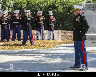 Us Marine Corps Oberstleutnant Lucas McConnell, Executive Officer des 5. Marine Regiment beteiligt sich an der 5. Marine Regiment Purple Heart Gedenkstätte Einweihung in Camp Pendleton, Calif., Feb 22, 2017. Die Zeremonie des 5. Marine Regiment Purple Heart Denkmal, das Tribut an die Empfänger der Purple Heart award zahlt zu enthüllen. Stockfoto