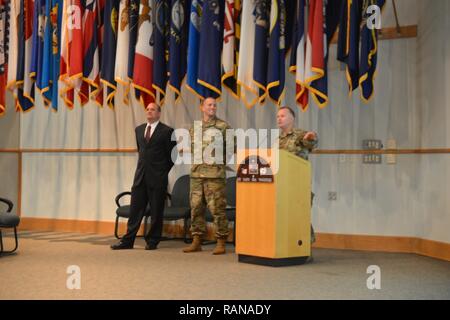 Us-Armee lt Col Walter L. Flinn und 1 st. Sgt. Kelly von der 322 Transport Bataillon Schriftsatz Brig. Gen. Deborah Kotulich, Kommandierender General, 143 d Sustainment Command (Expeditionary und Personal auf Bereitschaft, ihre bataillone" für zukünftige Missionen während der Befehle Mission Training Kurze ab Feb.24 in Orlando, Fla. durchgeführt Stockfoto