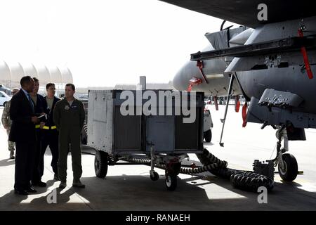 Sekretär Larry Hall, Nord-Carolina Abteilung der Militär- und Veterans Affairs, und Oberst Christopher Salbei, 4 Fighter Wing Commander, der F-15E Strike Eagle Flugzeuge diskutieren, Feb.22, 2017, bei Seymour Johnson Air Force Base, North Carolina. Die US Air Force ist der Auffassung, dass die F-15 E Strike Eagle zu einem der kompetentesten multi-Rolle, Luft-/Luft- und Luft-zu-Boden Streik Kämpfer heute aktiv. Stockfoto