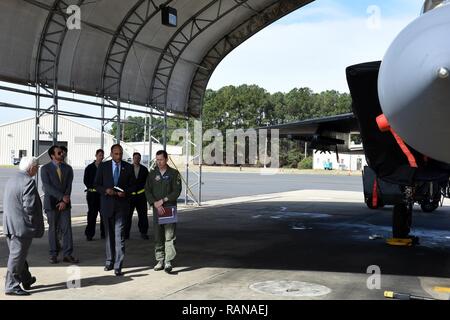 Sekretär Larry Hall, Nord-Carolina Abteilung der Militär- und Veterans Affairs, Touren die Basis mit Oberst Christopher Salbei, 4 Fighter Wing Commander, Februar 22, 2017, bei Seymour Johnson Air Force Base, North Carolina. Salbei erörterte seine Mission, Vision und die Prioritäten mit der Halle während des Besuchs. Stockfoto