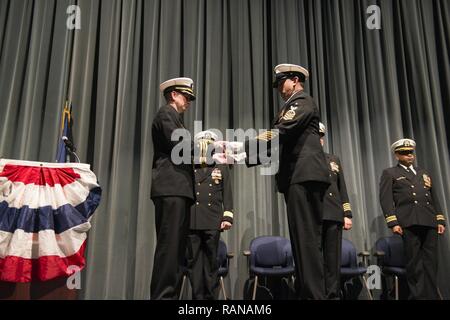 KEYPORT, Washington (Feb. 27, 2017) Cmdr. Donald Tenney, Links, kommandierender Offizier der Los Angeles-Klasse schnell-Angriffs-U-Boot USS Albuquerque (SSN706) ist mit Albuquerques Inbetriebnahme Wimpel vom Chef der Boot, Senior Chief Sonar Techniker Neal Bederson präsentiert, während einer Stilllegung Zeremonie an Keyport Undersea Museum statt. Albuquerque wurde am 21. Mai in Betrieb genommen, 1983 bei Naval Base New London in Groton, Connecticut. Stockfoto